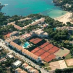 Der Beach Club Font de Sa Cala ist eine beliebte Unterkunft in den Camps von Hannes Hawaii Tours auf Mallorca und bietet optimale Trainingsbedingungen.