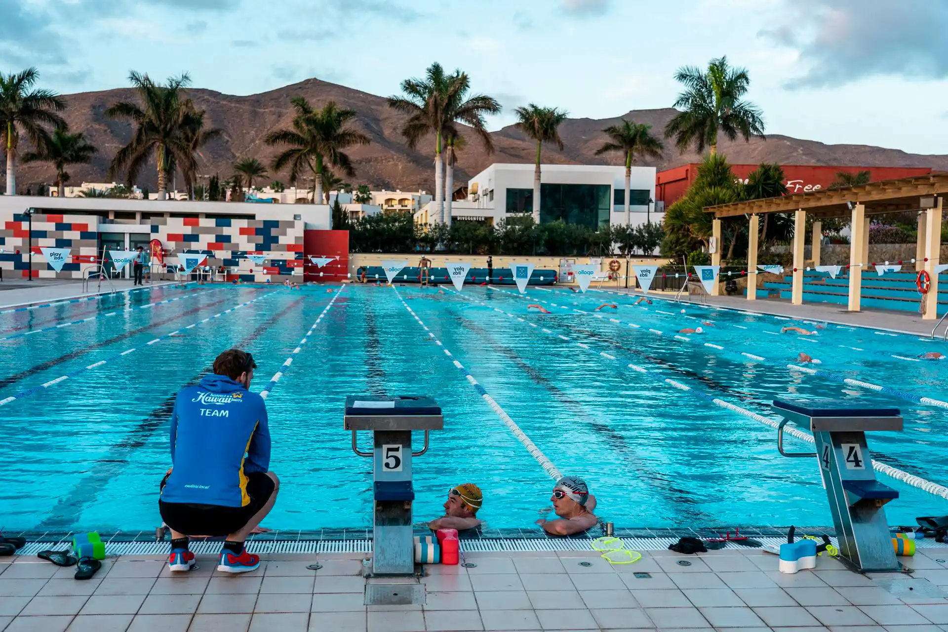 Das Schwimmcamp mit Nico Moritz und Hannes Hawaii Tours auf Fuerteventura richtet sich an alle Schwimmeinsteiger.