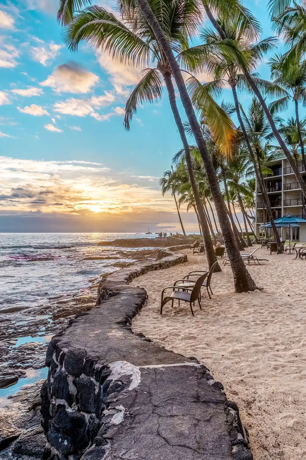 Das Kona by the Sea liegt direkt am Meer und bietet dir optimale Entspannung beim Ironman Hawaii mit Hannes Hawaii Tours.