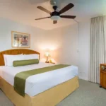 Die Zimmer im Kona by the Sea bieten dir super Komfort bei deinem Aufenthalt zum Ironman Hawaii mit Hannes Hawaii Tours.