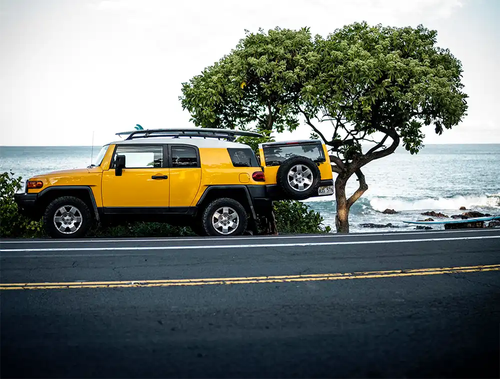 Gelbes Auto am Straßenrand auf Hawaii.