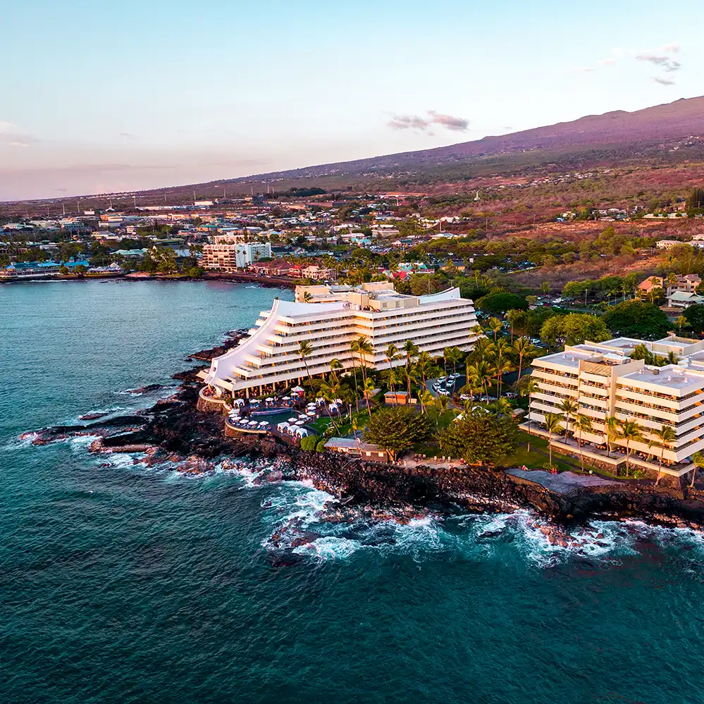 Das Royal Kona Resort liegt direkt am Meer und ist eine beliebte Unterkunft für die Gäste von Hannes Hawaii Tours.