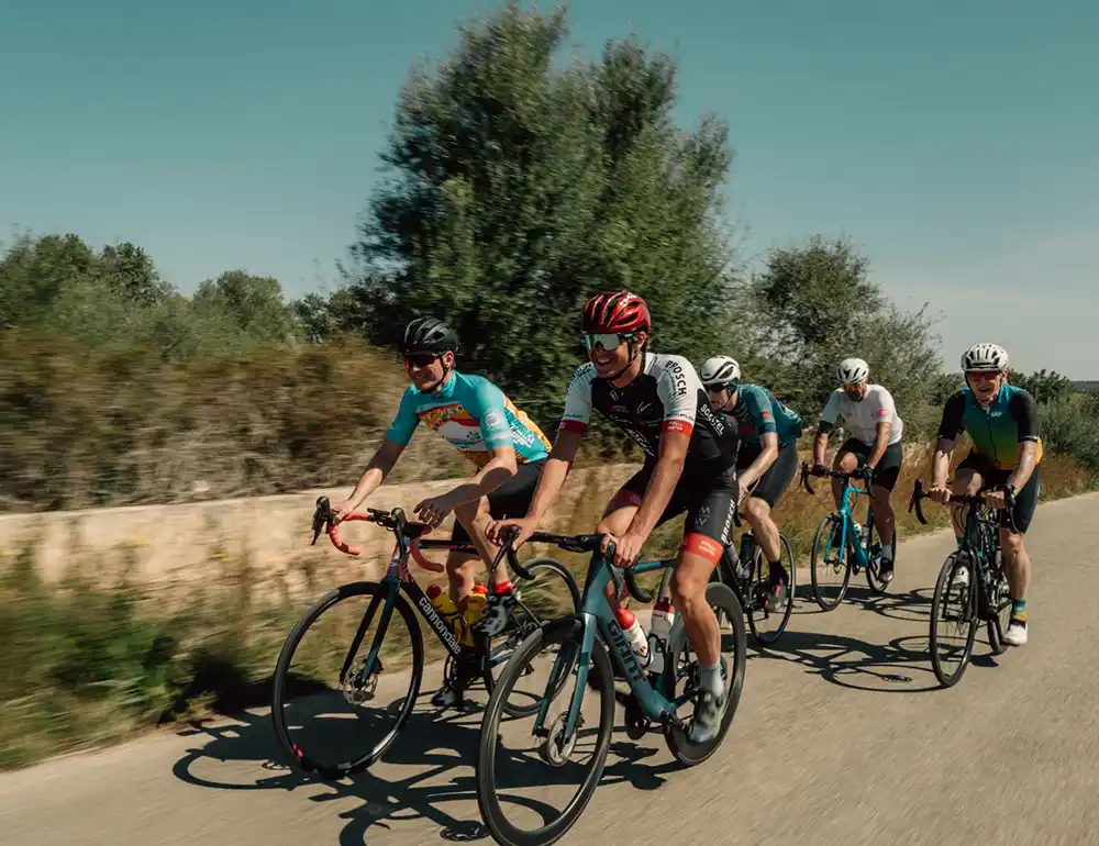 Athleten bei einer Radausfahrt in einem Hannes Hawaii Tours-Camp auf Mallorca.