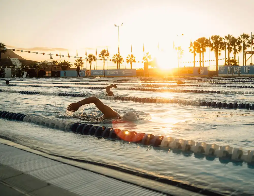 Athlet:innen beim Schwimmtraining in einem Hannes Hawaii Tours-Camp im Playitas.