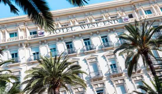 Das Hotel West End ist eine beliebte Unterkunft bei der Ironman WM Nizza mit Hannes Hawaii Tours.